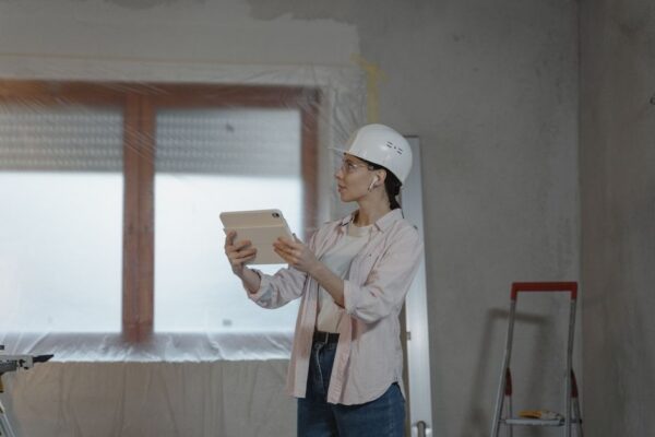 Architecte d'intérieur coordonnant un chantier de rénovation tous corps d'état à Paris