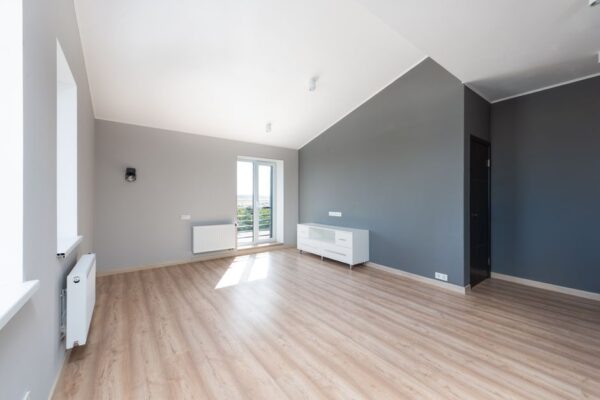 Appartement parisien vide au parquet bois avant travaux de rénovation