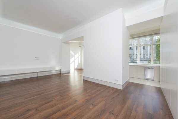 Appartement vide après rénovation complète à Paris, parquet et grandes fenêtres